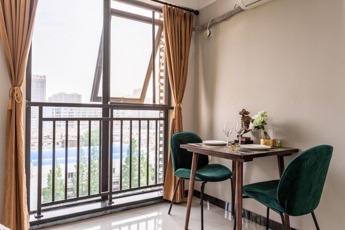 Wuhan Hongshan-Guanggu Square- Locals Apartment 00157650 Esterno foto